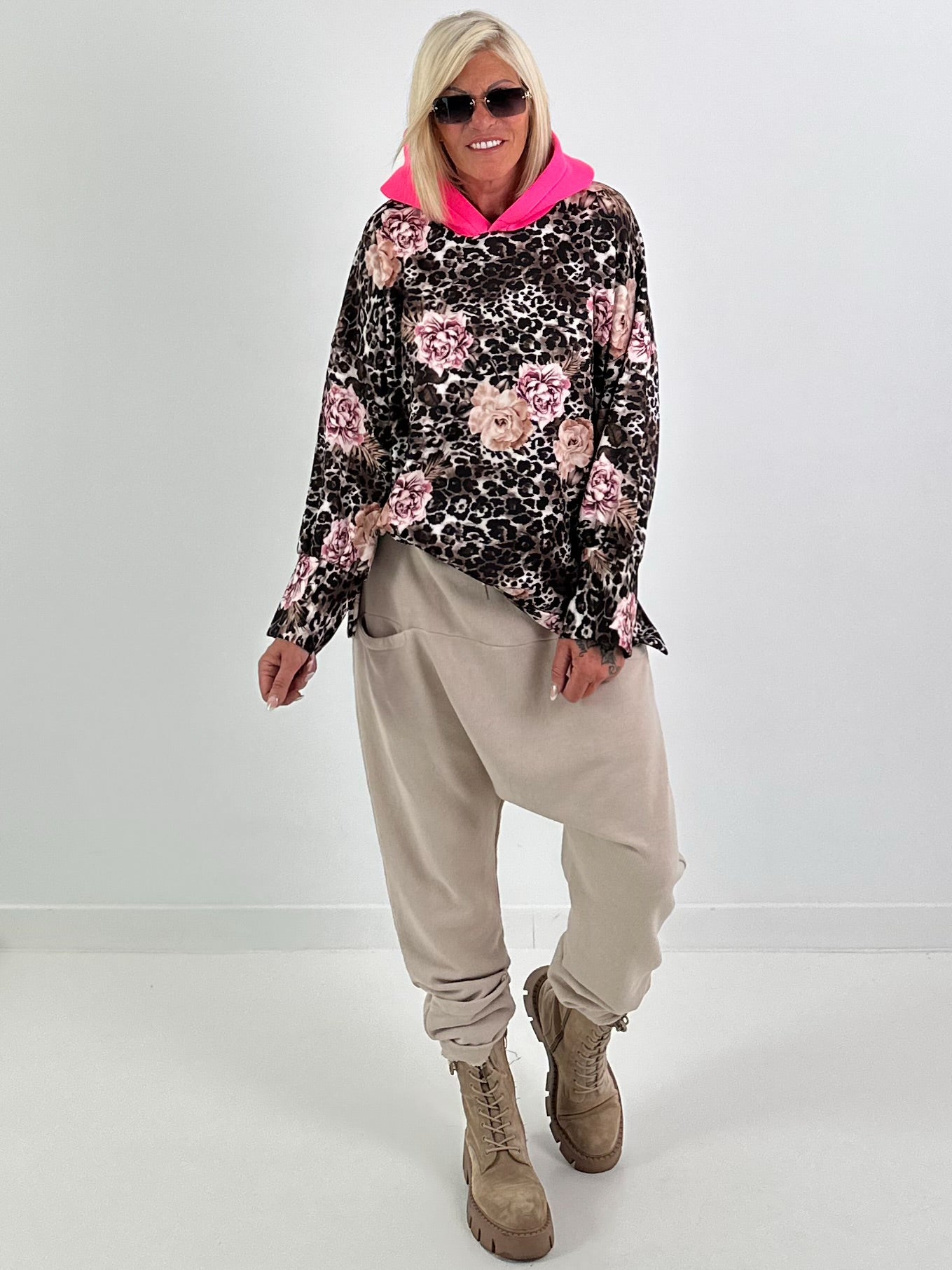 Hoodie mit Neonkapuze und Print - schoko-mehrfarbig