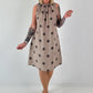 Tupfen Kleid mit Rüschenkragen - taupe