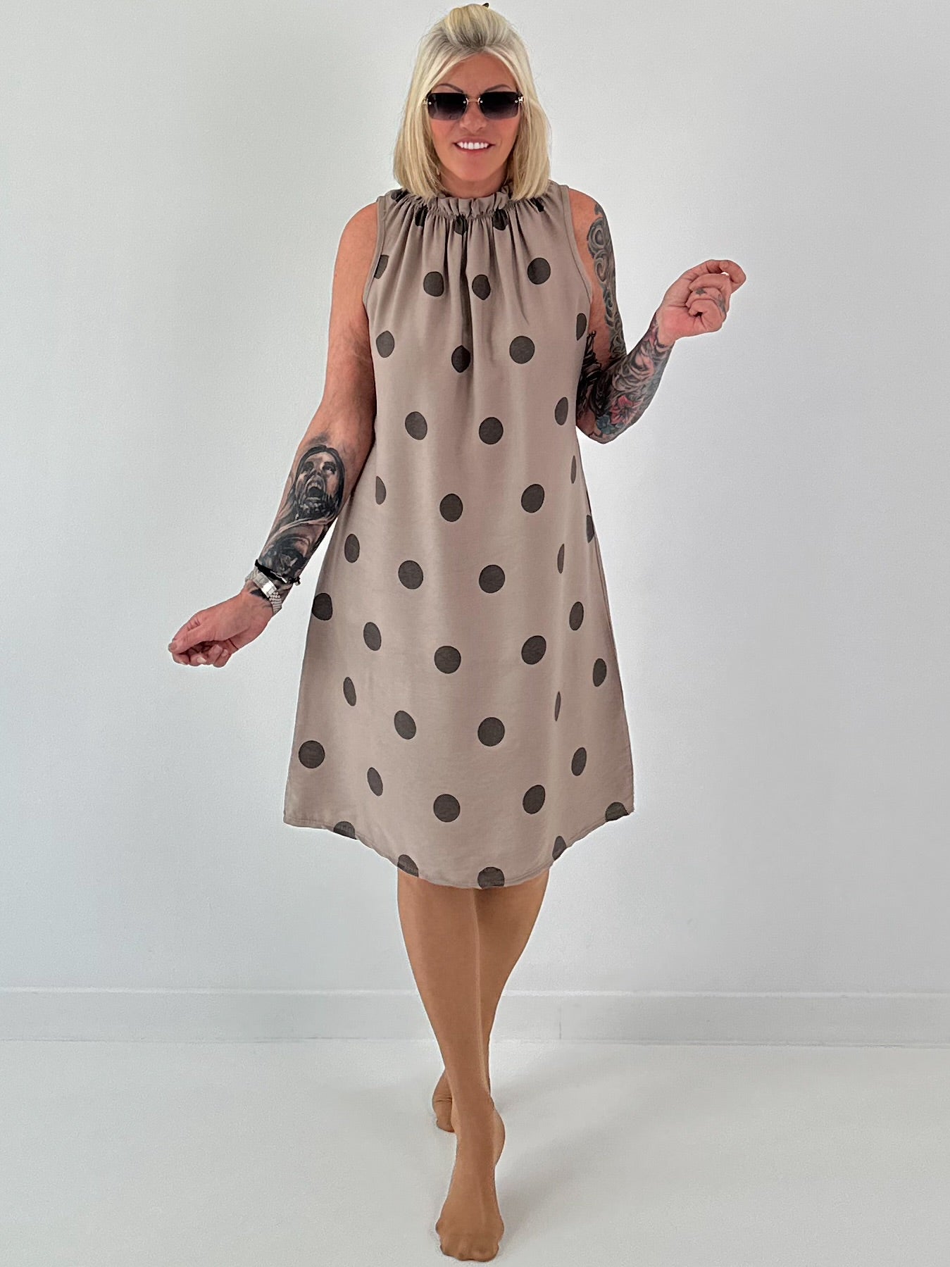 Tupfen Kleid mit Rüschenkragen - taupe