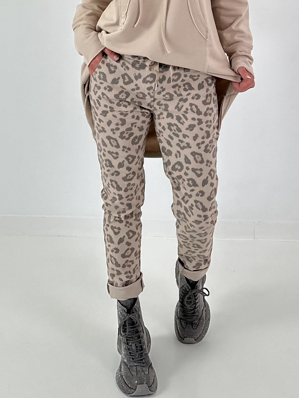 Hose mit elastischem Bund  - leo -beige ( lieferbar ab 15.07.26)