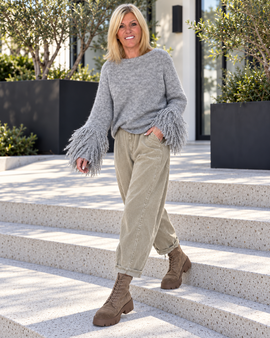 Pullover mit Trompetenärmeln im Fransen-Look - grau