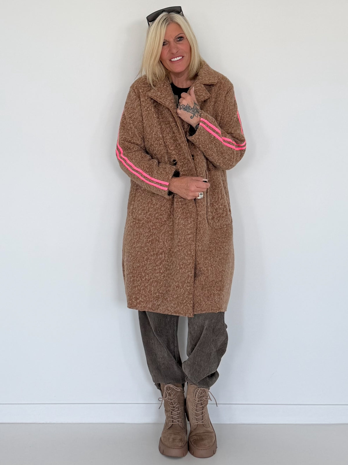 Kuscheliger Mantel mit Neonakzenten - camel