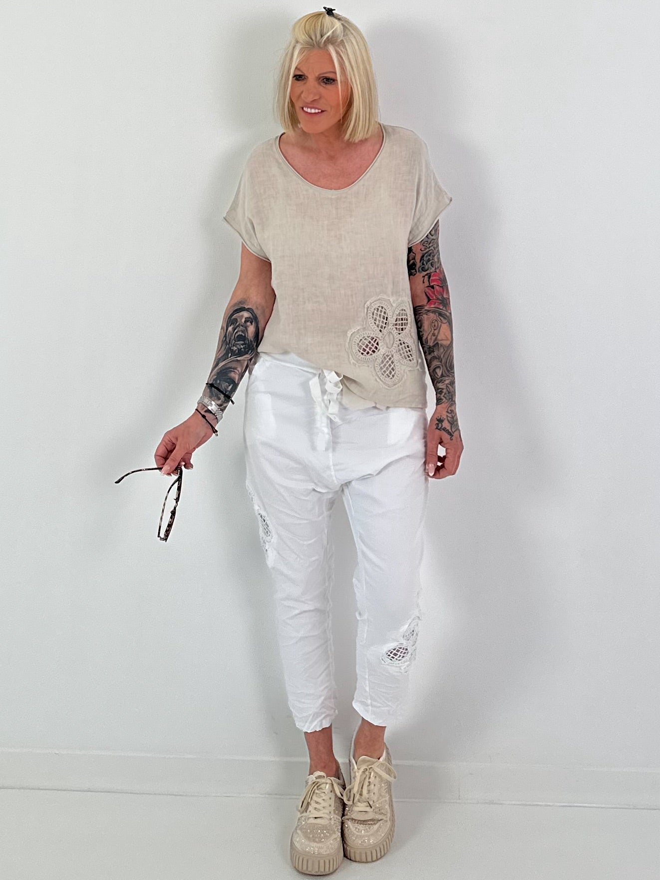 Leinen Shirt mit floralem Häkeleinsatz - beige