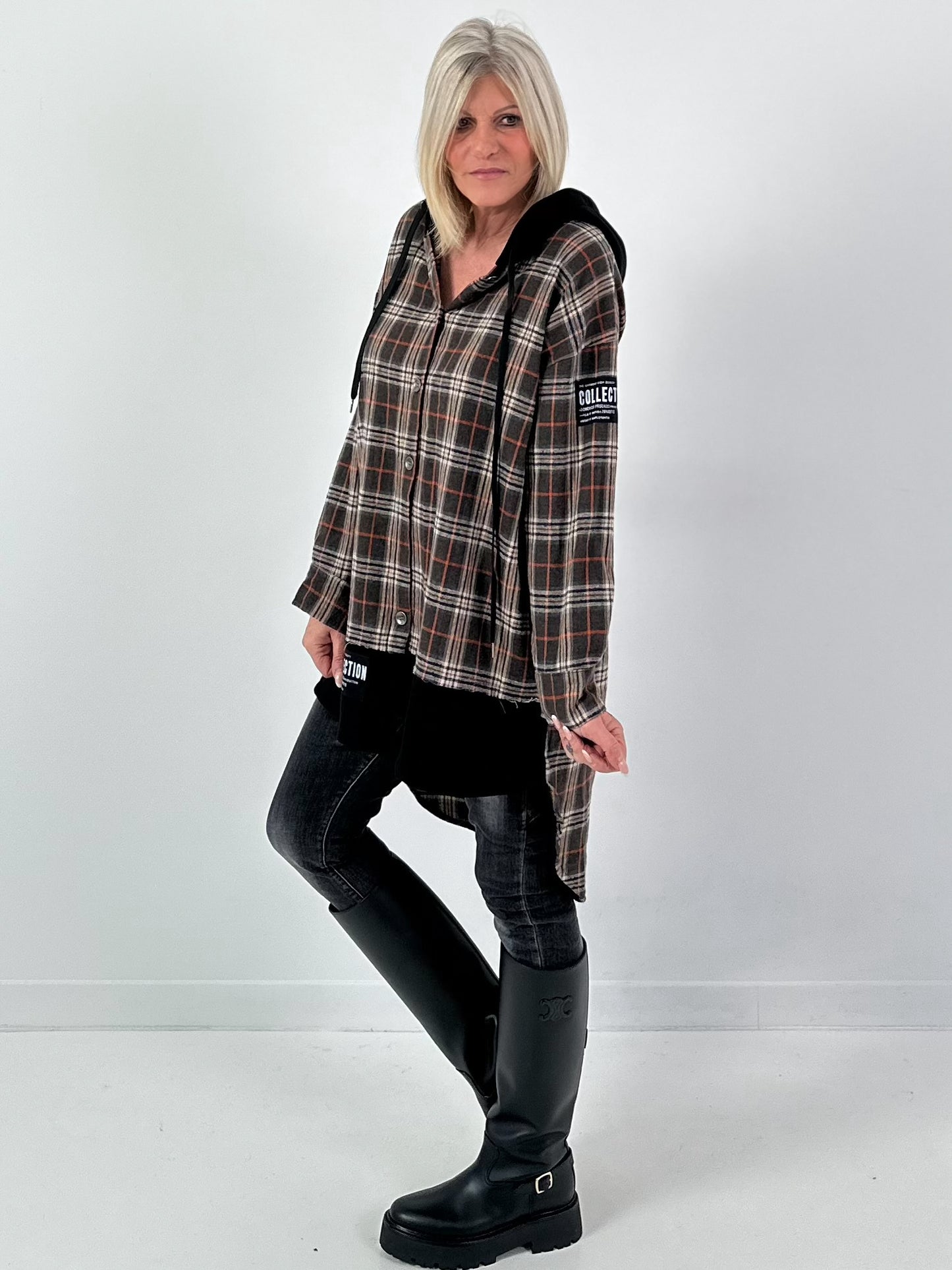 Geruite capuchonjas, model "Plaid Edit" - bruin-veelkleurig