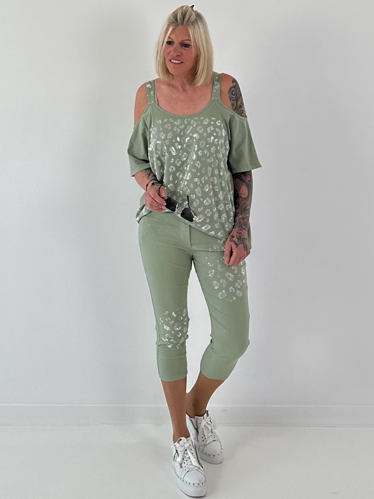 Shirt mit Cold Shoulder und Leo Strass - salbei