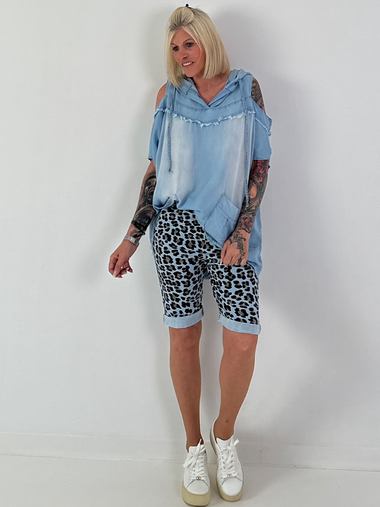 Jeansshirt mit Cut-Outs und Kapuze- hellblau