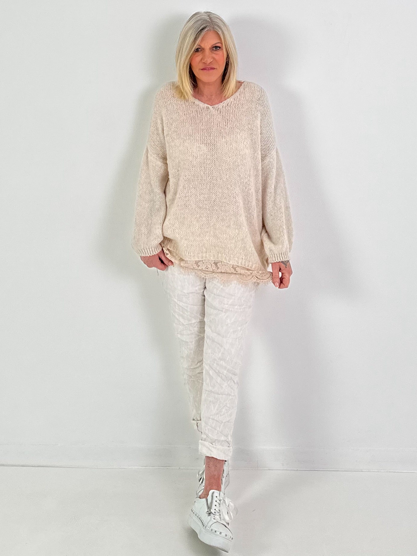 Pullover mit Spitzenrüsche - beige