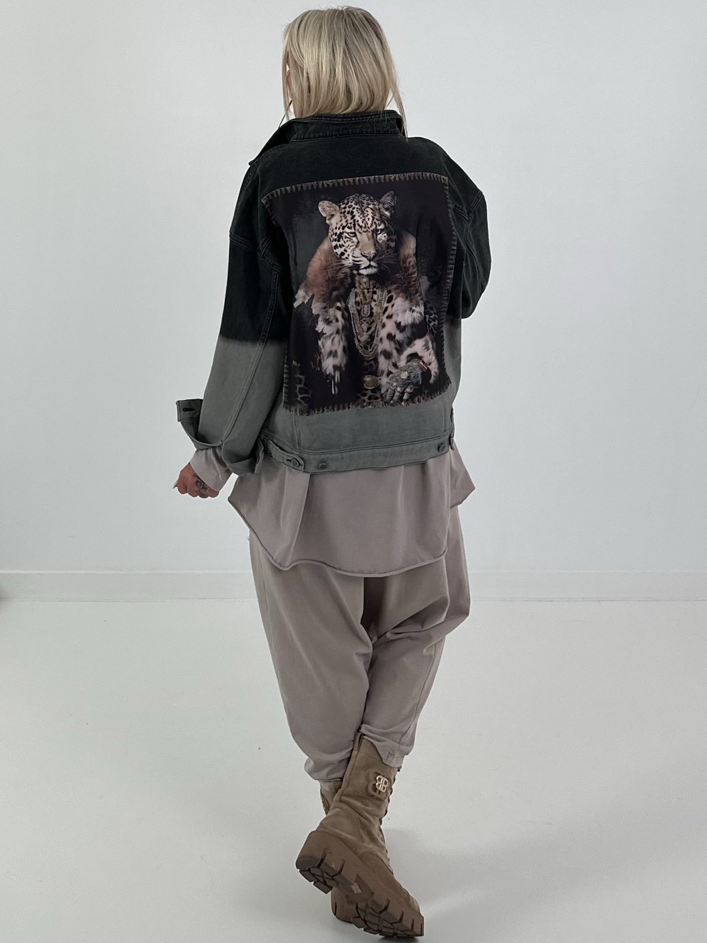 Stylische Jacke mit Farbverlauf und großem Rückenpatch - schwarz - grau