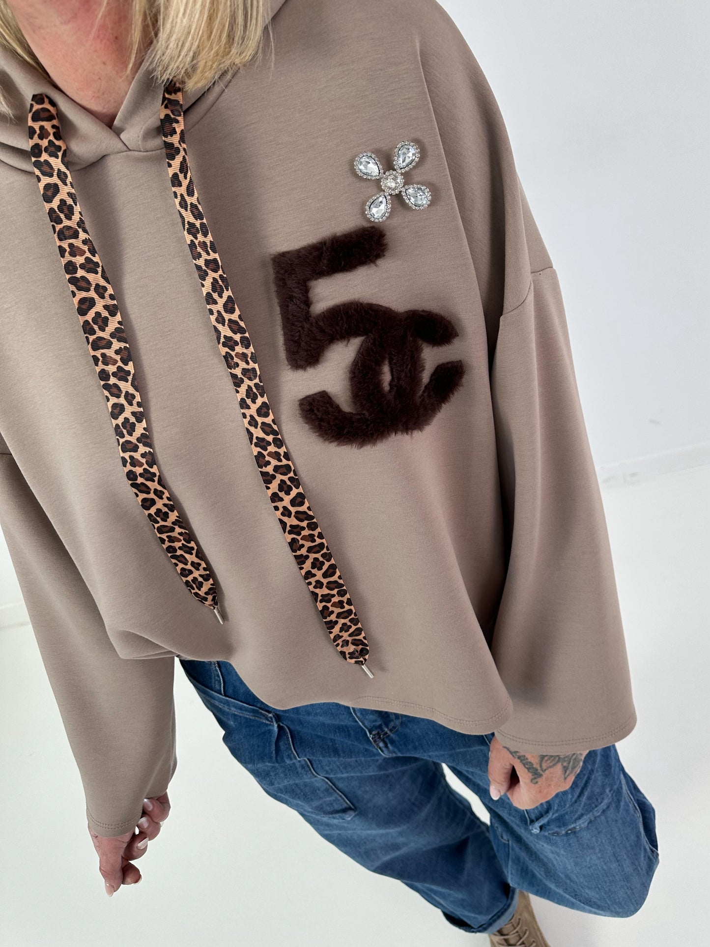 Hoodie mit Leo Bändchen und Teddyplüsch Print - taupe