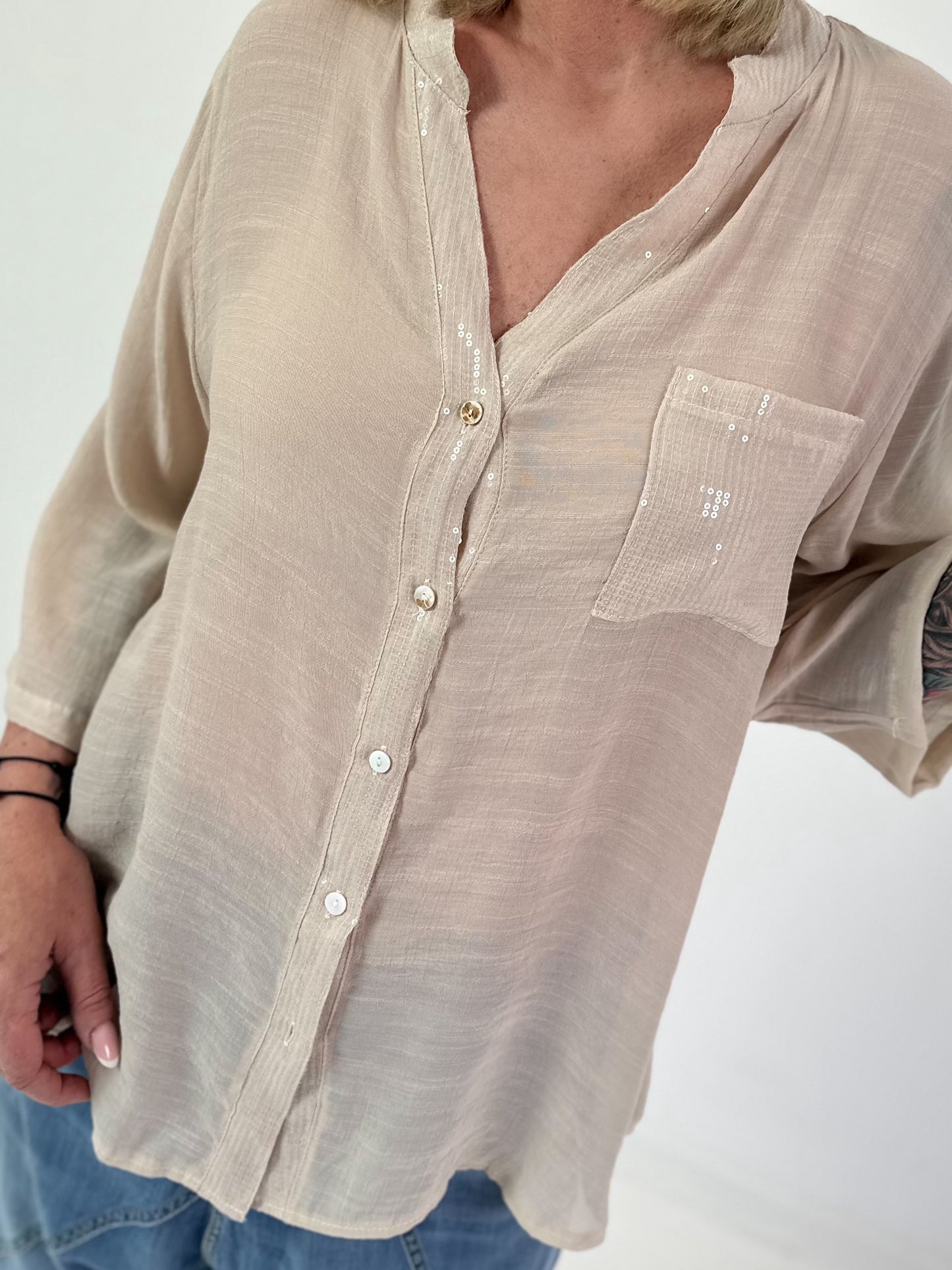 Bluse mit Pailletten und Häkel Details - beige
