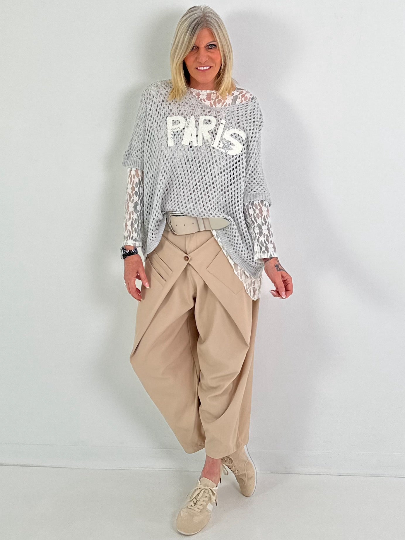 Häkelshirt mit Print - hellgrau