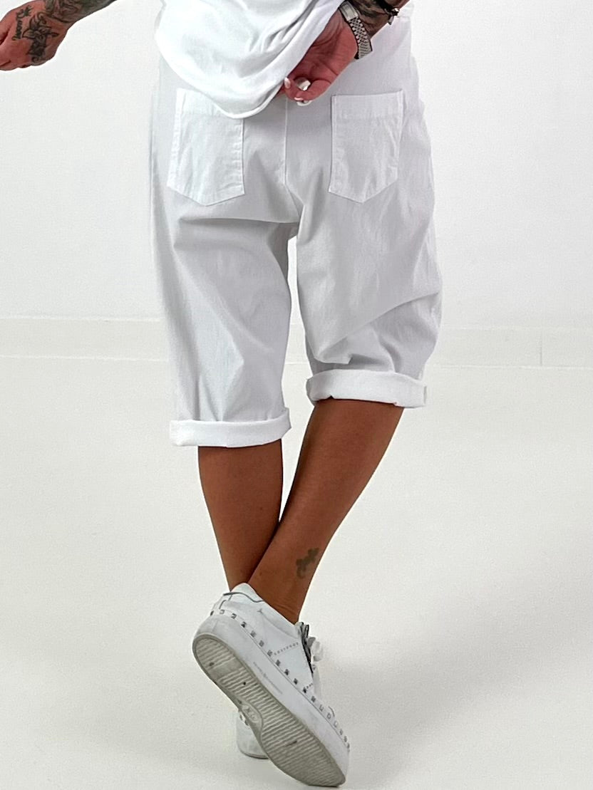 Kurze Baggy mit kleinen Ösen-Details - weiss