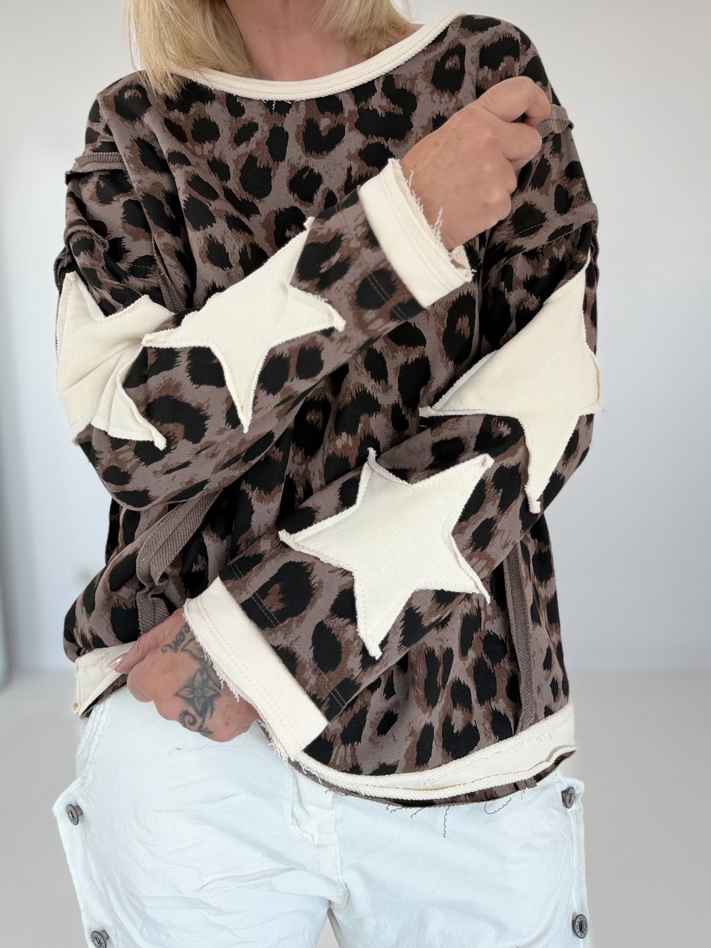 Sweatshirt mit All Over Leo-Print und trendigen Sternelementen - taupe
