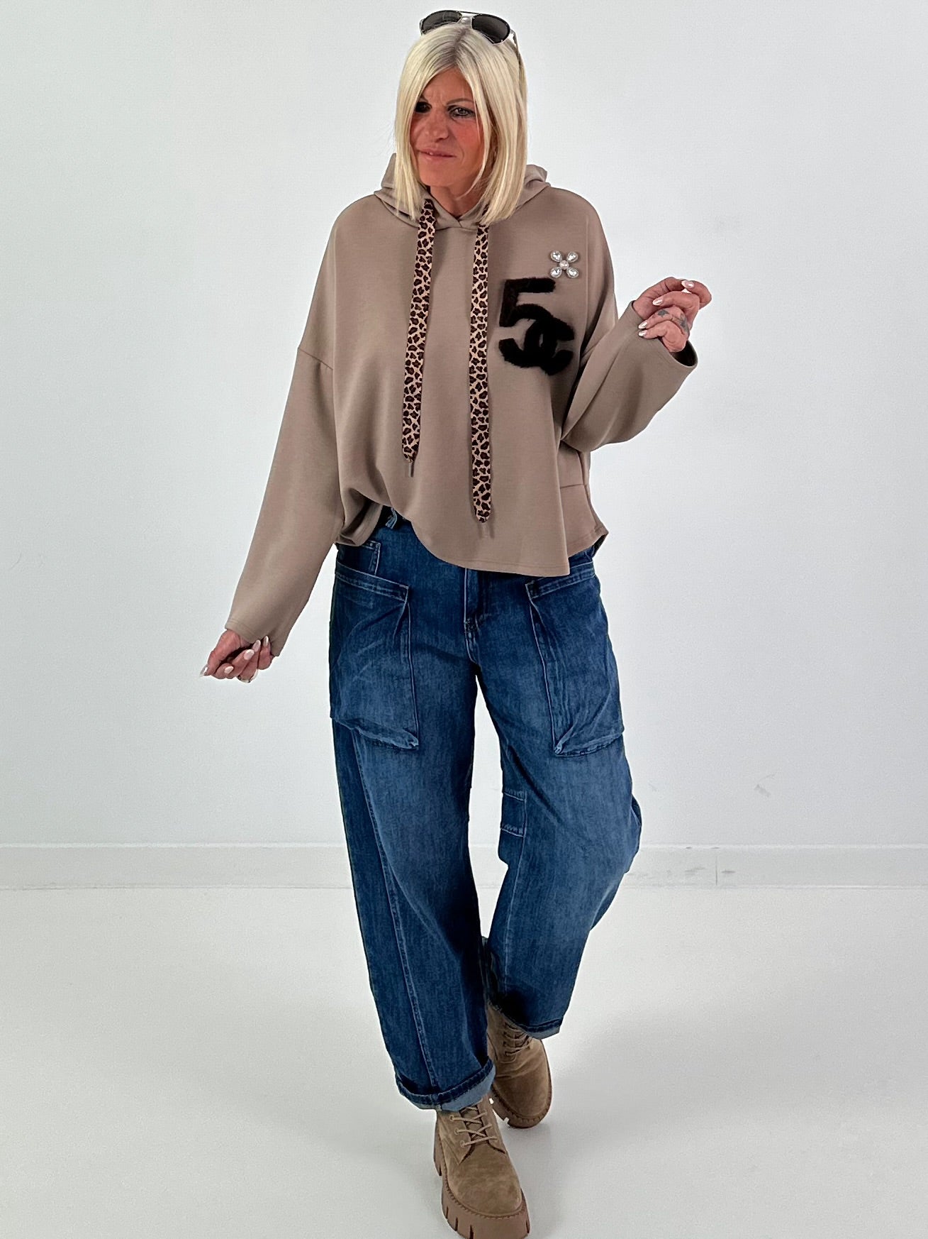Hoodie mit Leo Bändchen und Teddyplüsch Print - taupe