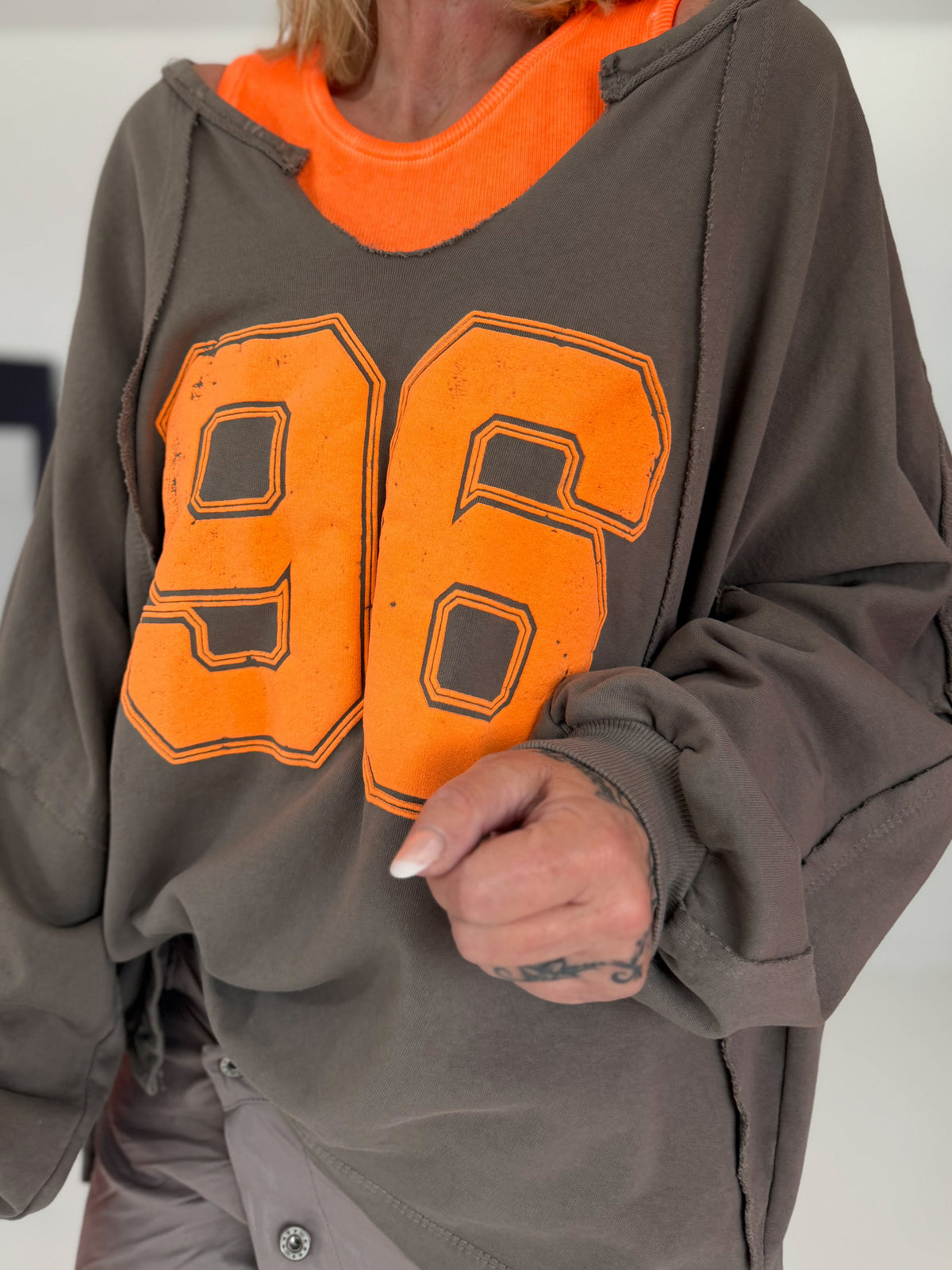 Sweater 96 - taupe-neonorange