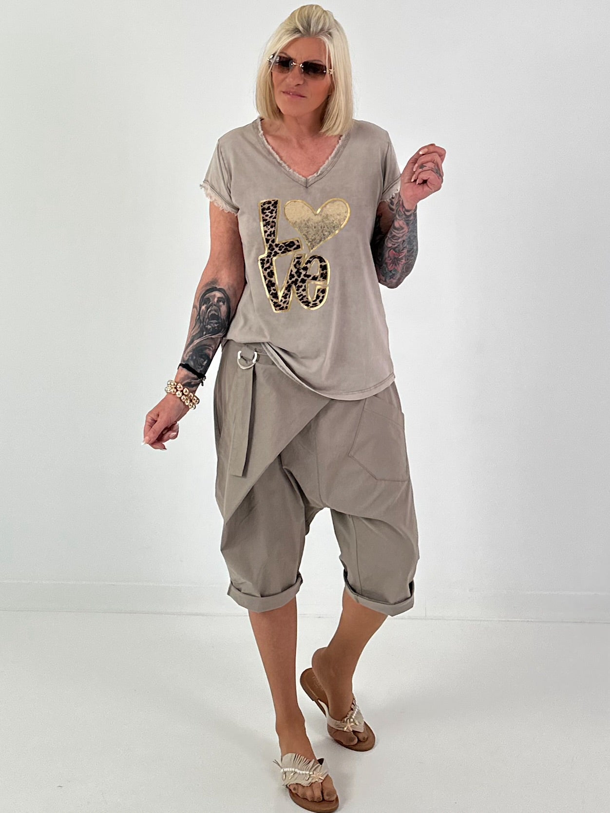 T-Shirt Love mit Leo- und Paillettendetails - taupe