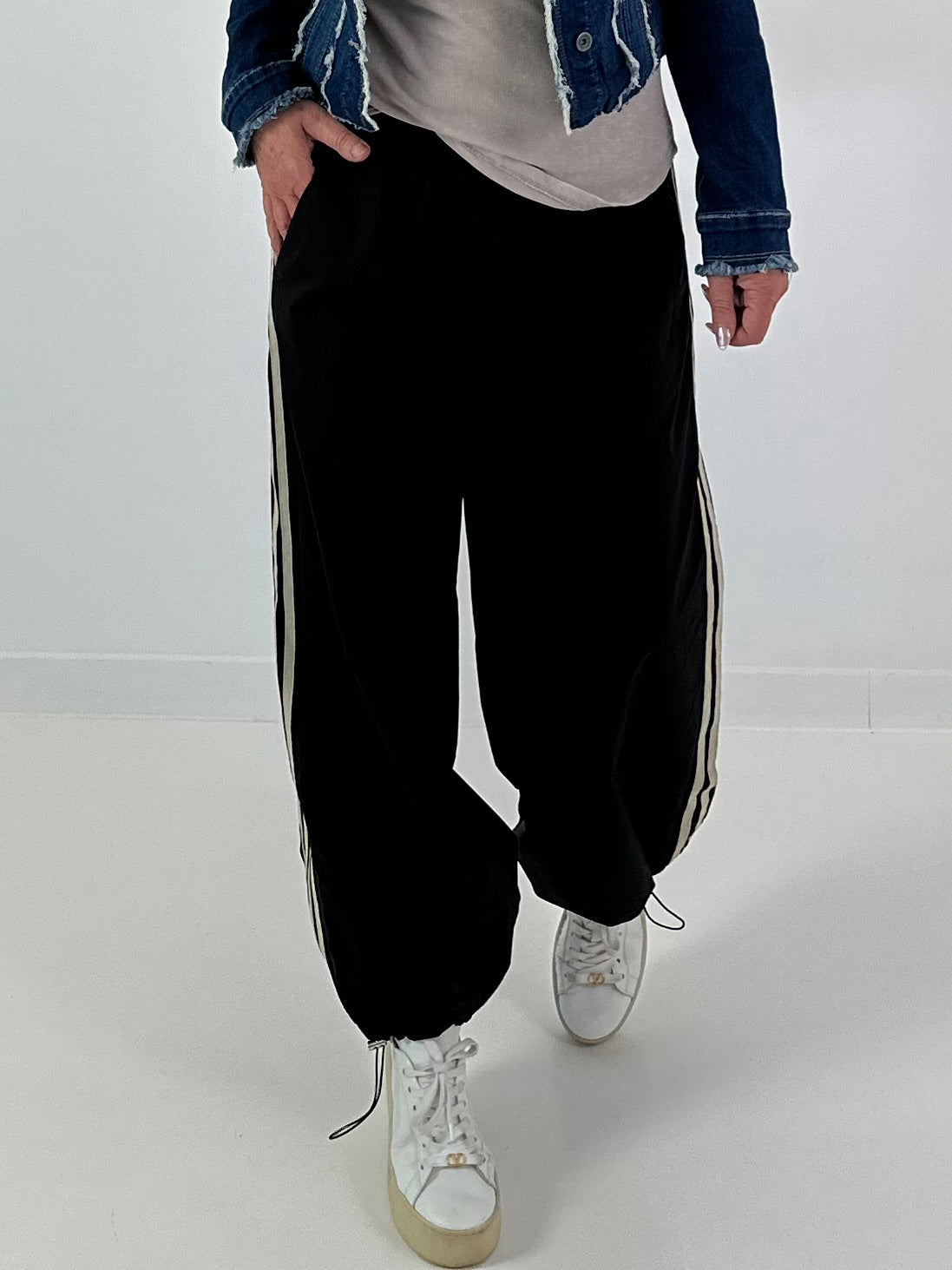 Pants with elastic waist - black