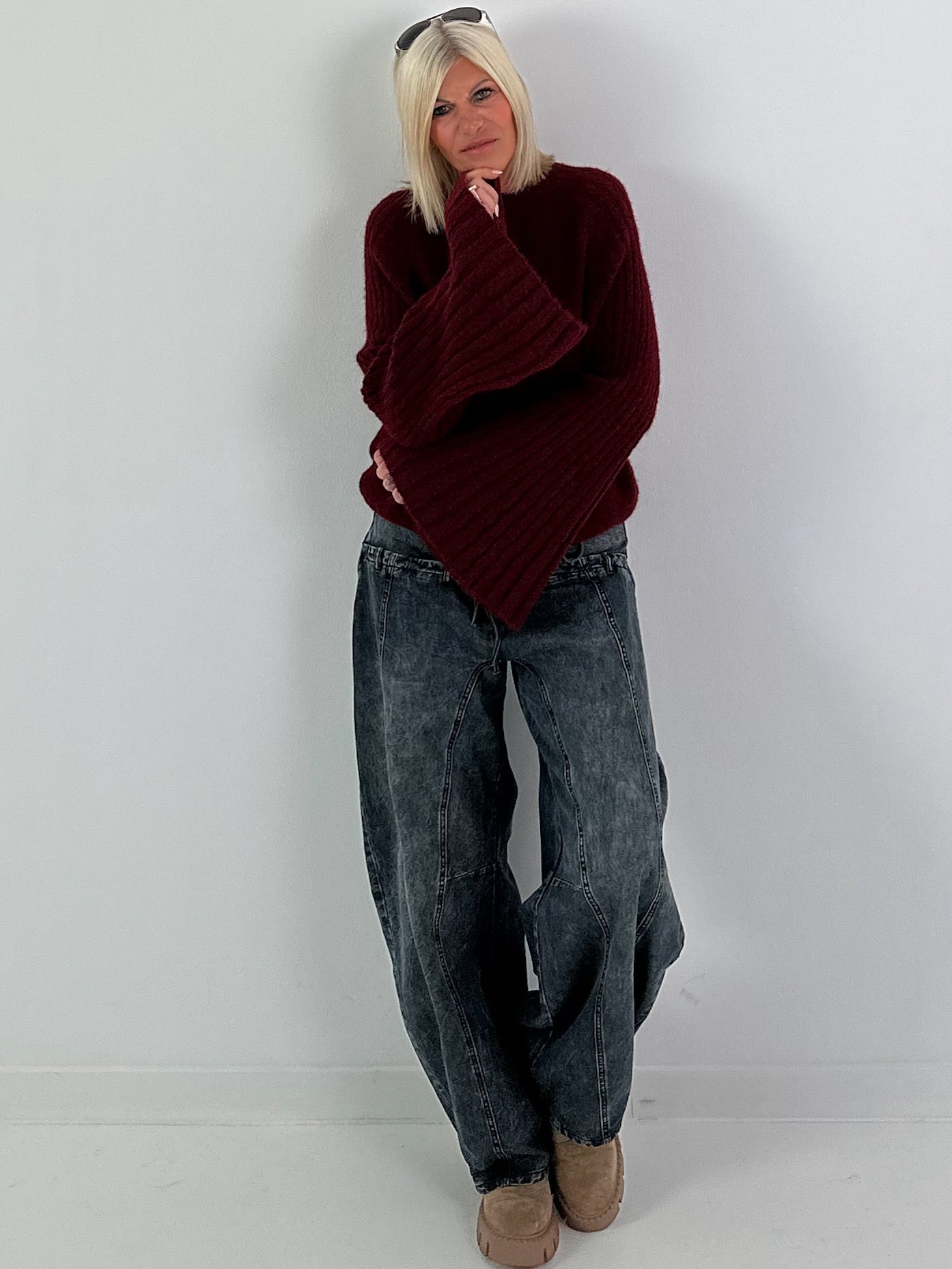 Weicher Pullover mit stylischen Trompetenärmeln - burgunda