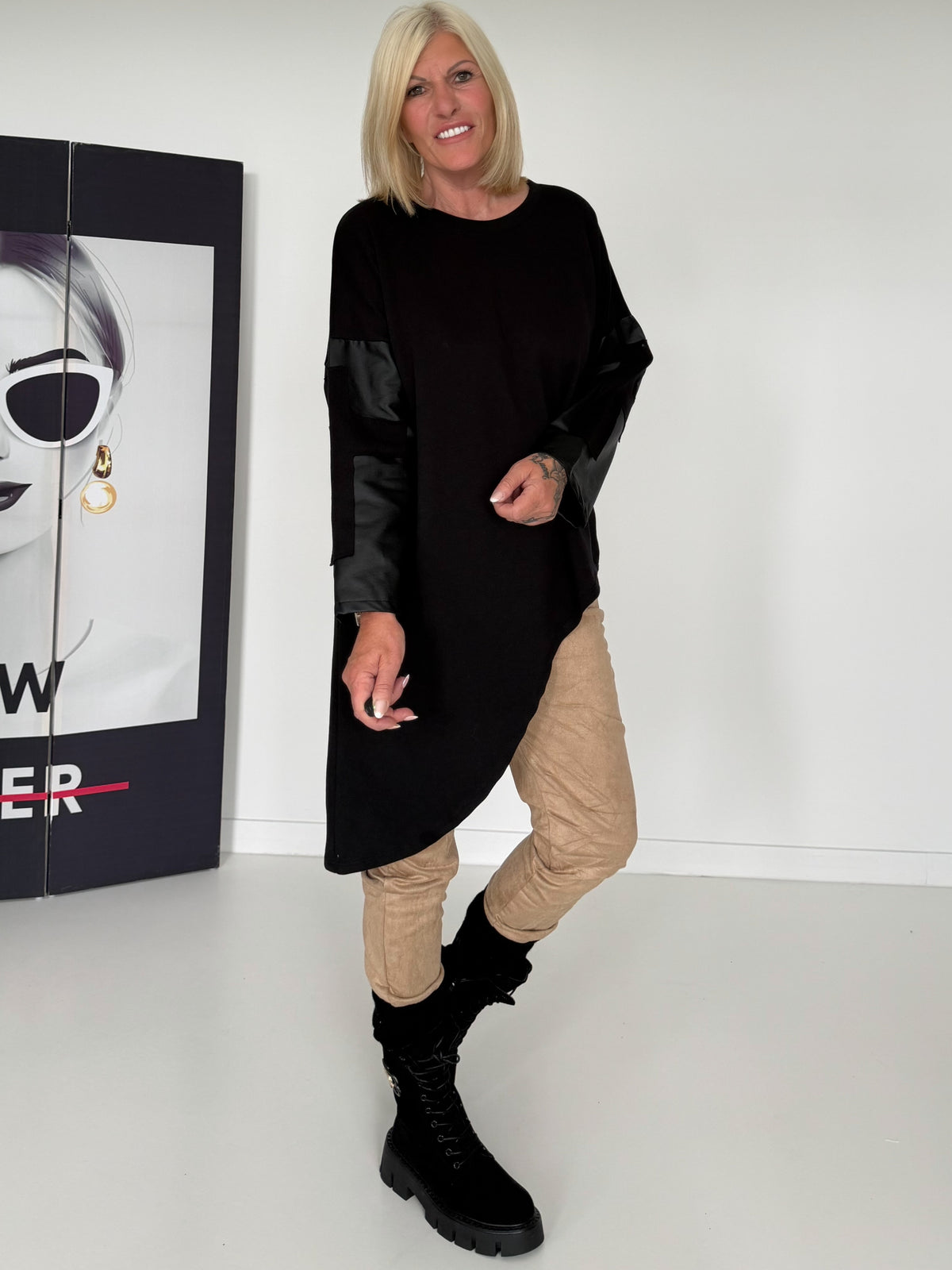 Asymmetrischer Sweater mit Kreuz- und Lederoptik-Details - schwarz
