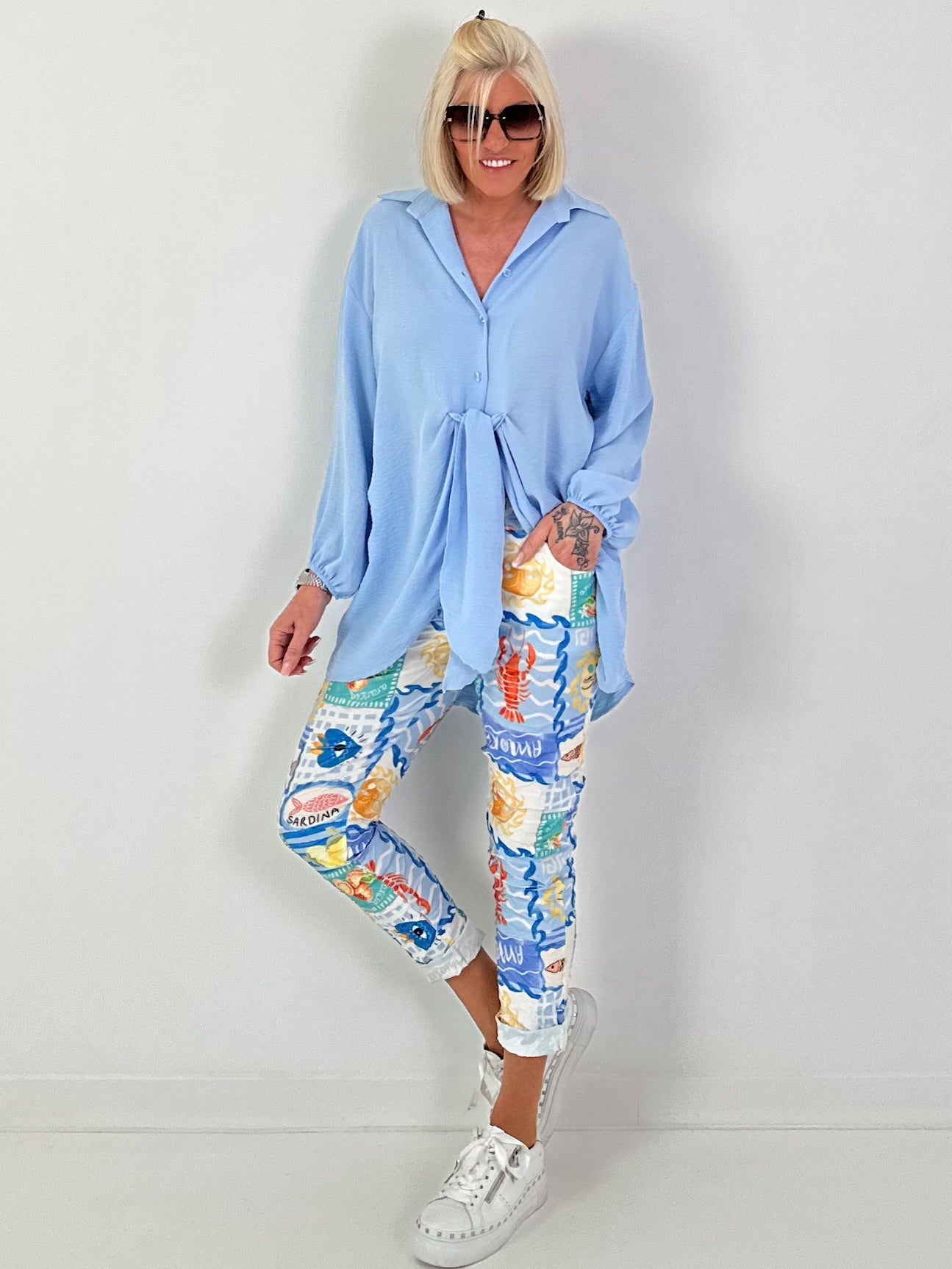 Lange blouse met strikceintuur – lichtblauw