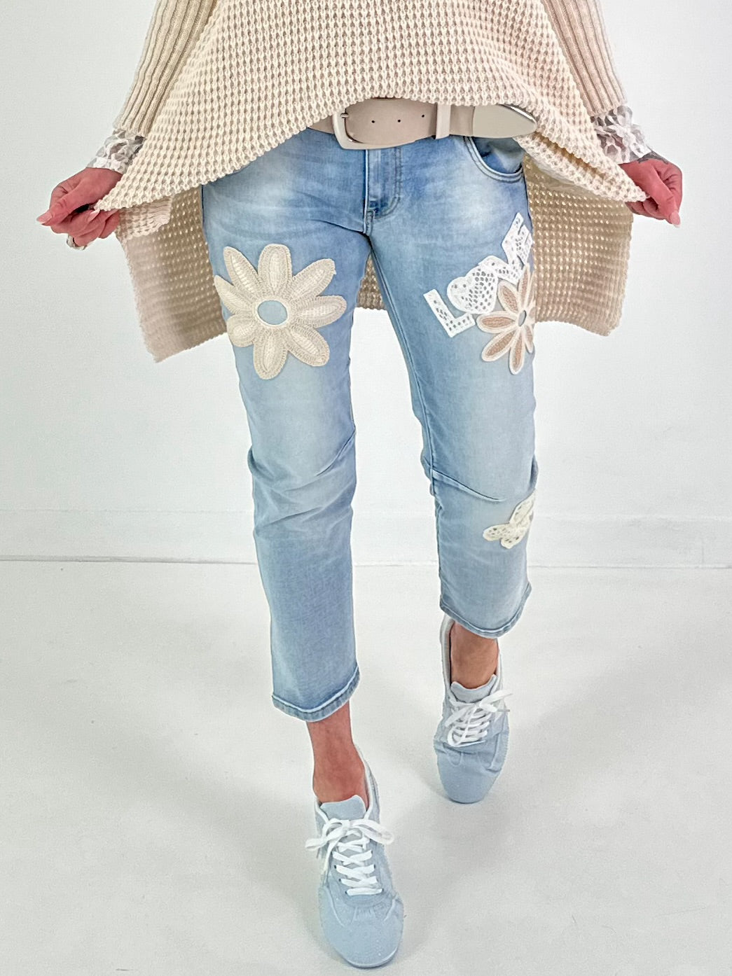 Jeans mit Häkel-Applikationen - denim