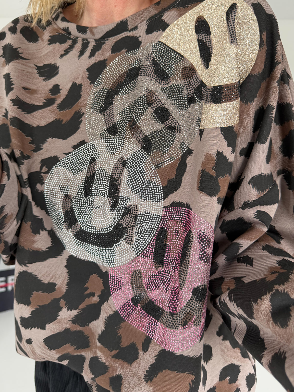 Sweater im Allover-Leo-Print mit Strass- und Glitzer Smileys - beige-mehrfarbig