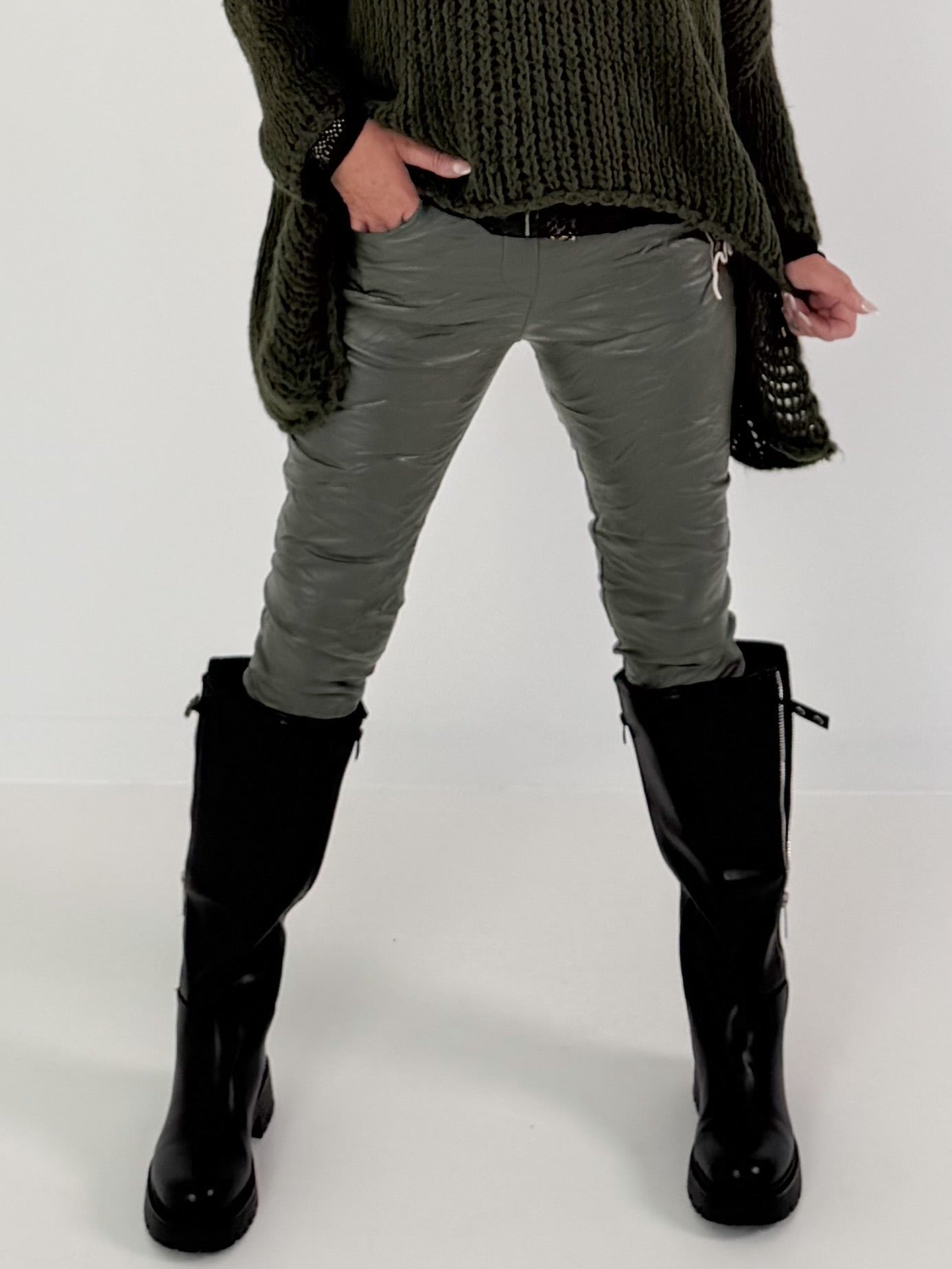 Vegane Lederhose mit Patch - oliv
