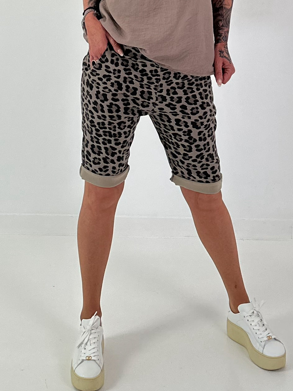Kurze Hose im Leo Look- taupe