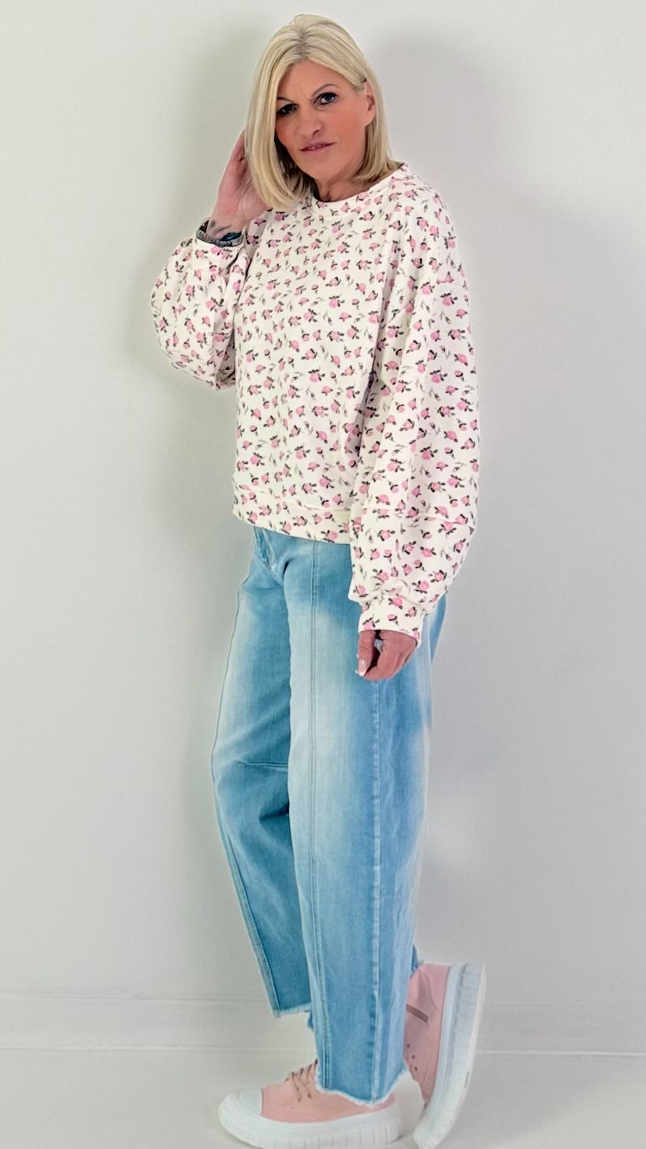 Trui met verspreide bloemen - crèmeroze