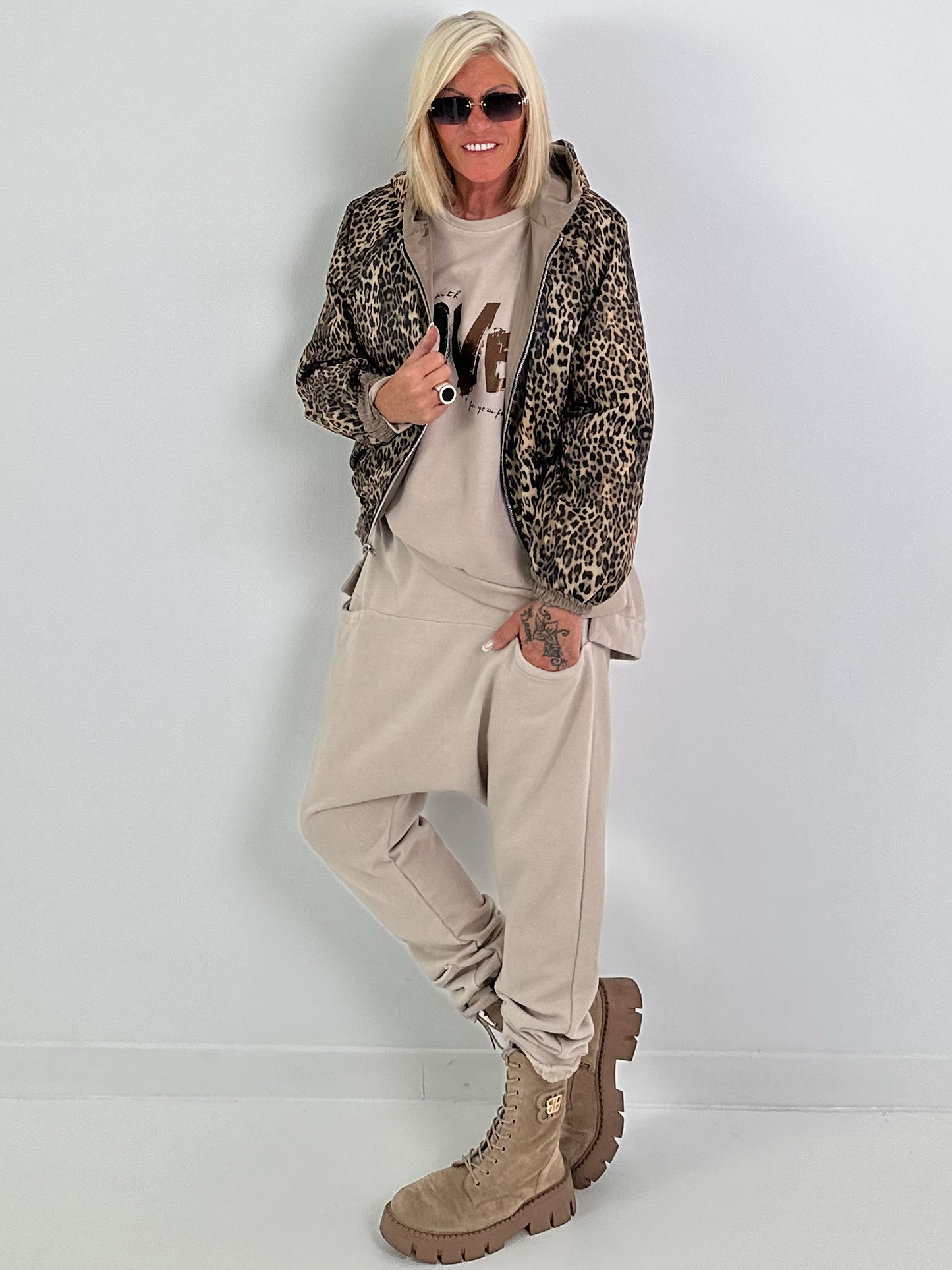 2 in 1 Jacke mit Leo-Print - taupe