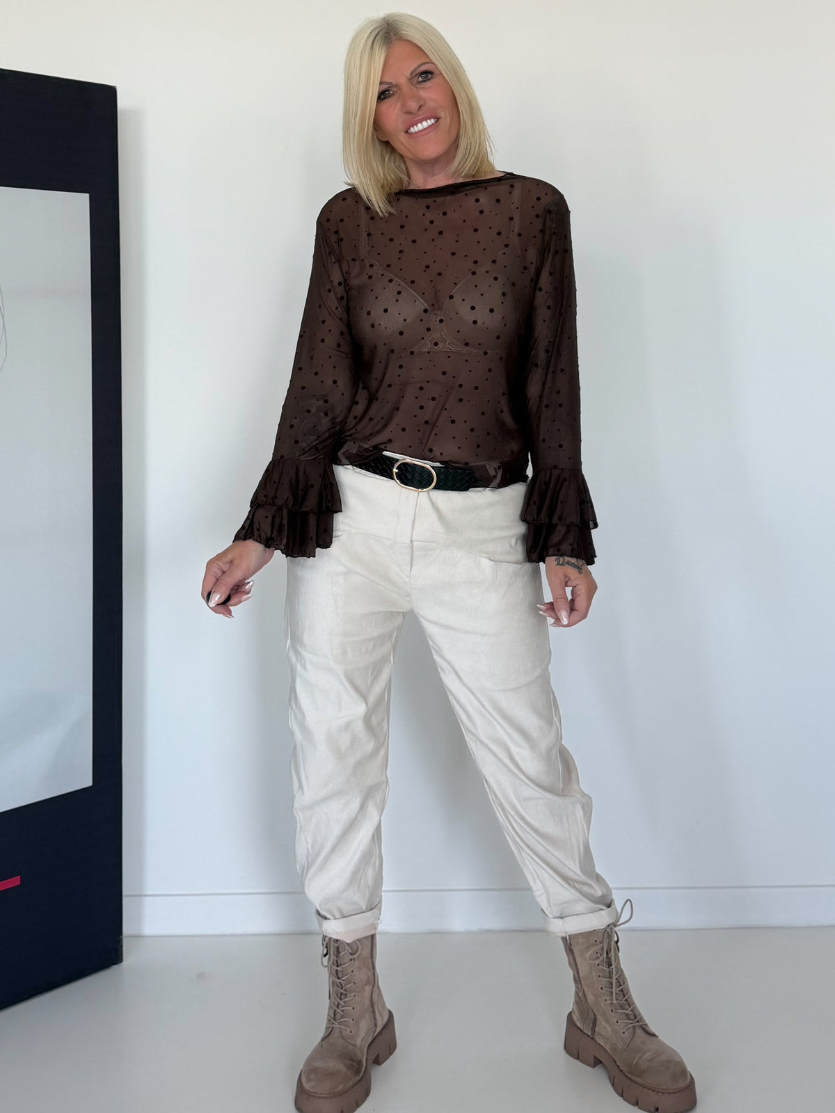 Mesh Shirt mit Punkten und Volantärmeln - schoko