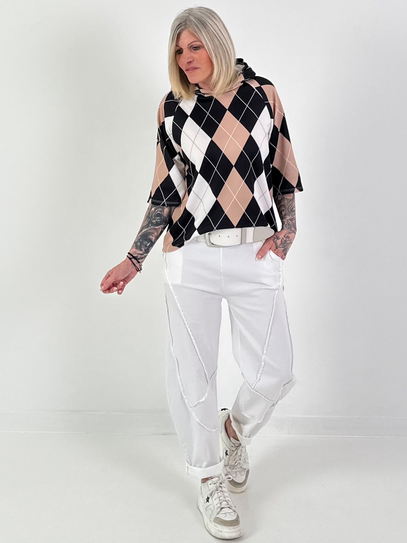 Kurzarm-Hoodie mit Raute - schwarz-beige-weiss