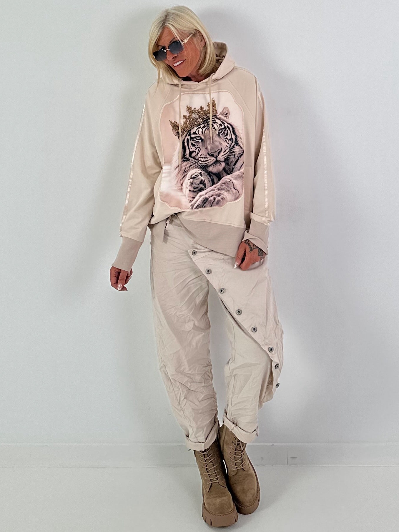 Stylisches Sweatshirt  mit großem Patch Tiger - beige