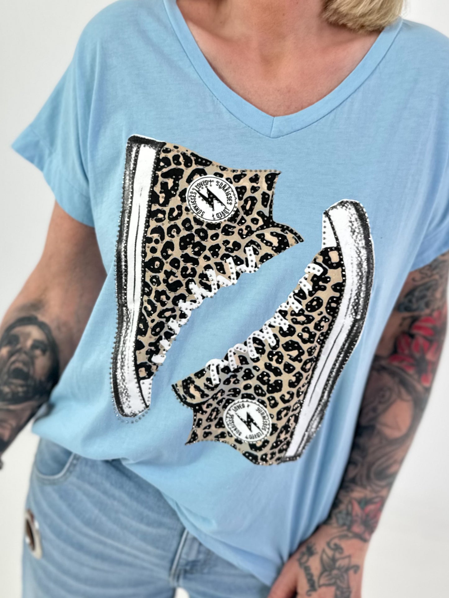 T-shirt with leopard shoe print - light blue
