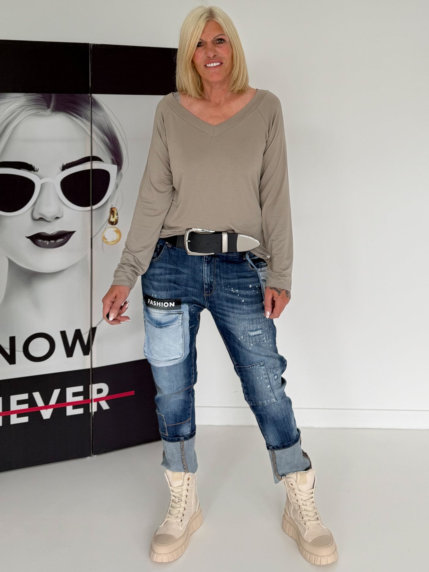 Basic Shirt mit V-Ausschnitt - taupe
