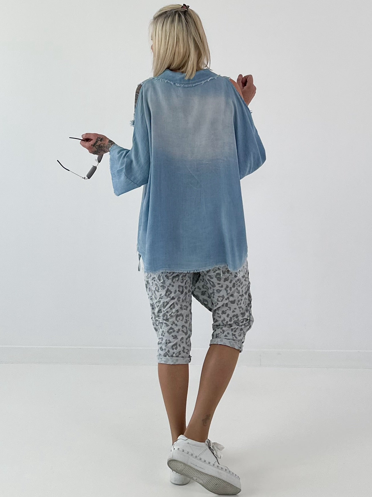 Jeanshemd mit Cold Shoulder und fransigen Abschlüssen - hellblau