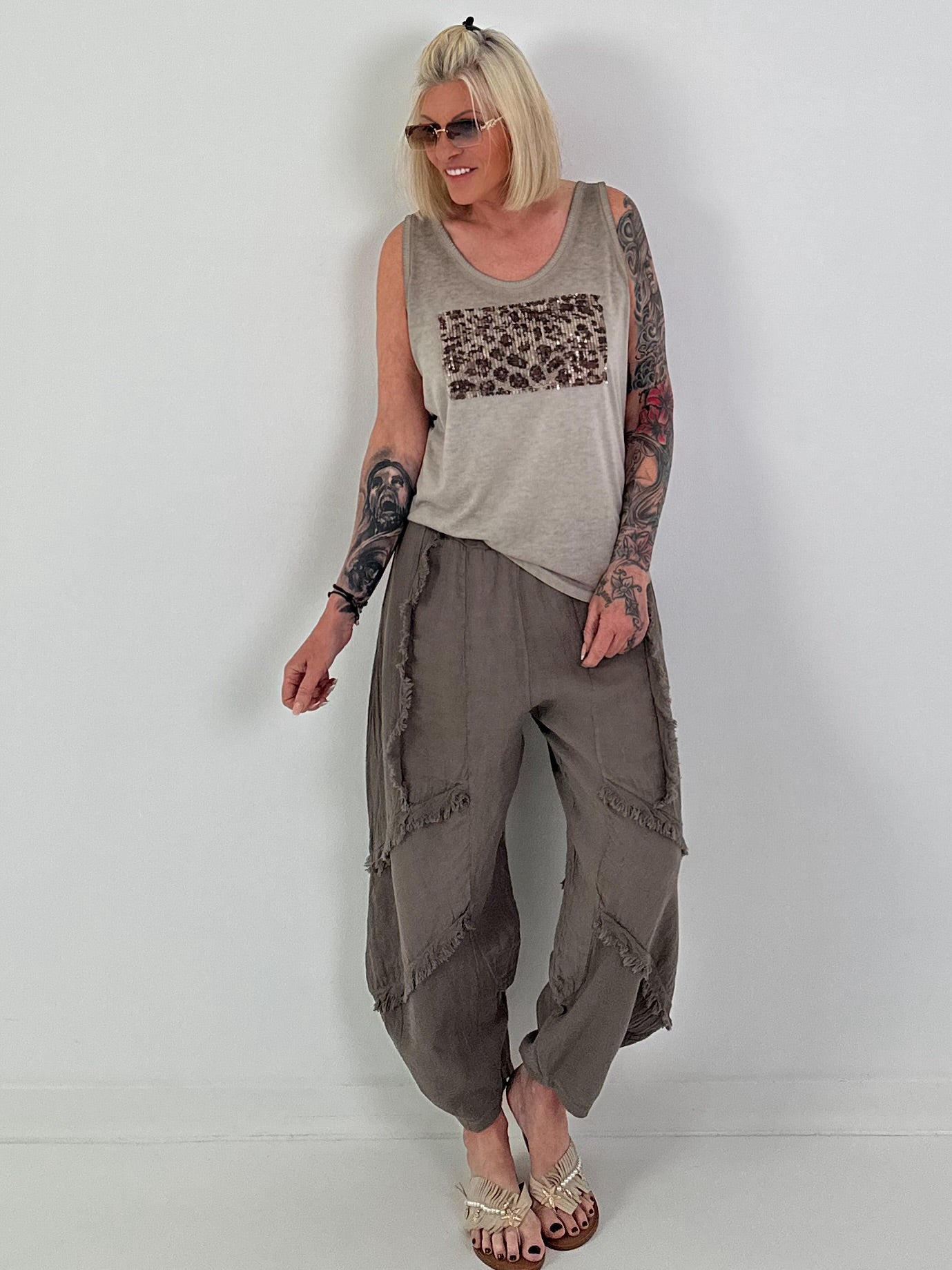 Feinstrick Top mit Leo Patch - taupe