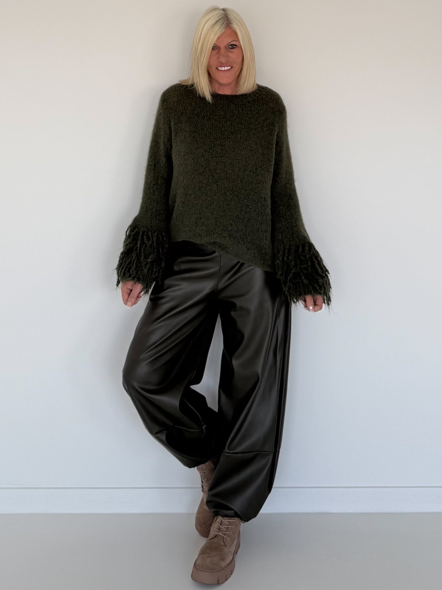 Kuschliger Pullover mit Fransen-Details - oliv