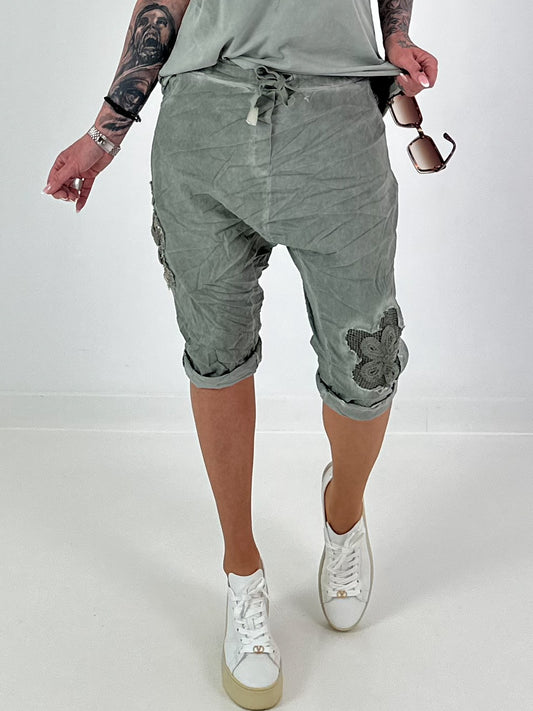 Kurze Baggy mit Häkelblumen und Pailletten - khaki