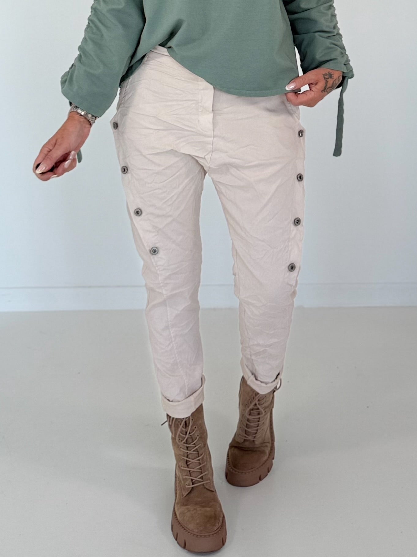 Hose mit elastischem Bund und seitlichen Knopfleisten - beige