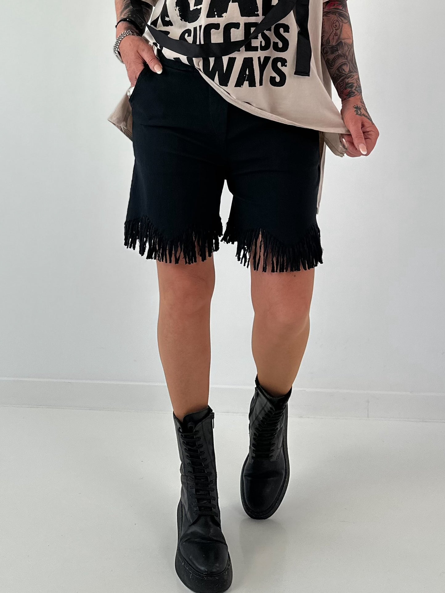 Kurze Hose mit fransigem Abschluss - schwarz