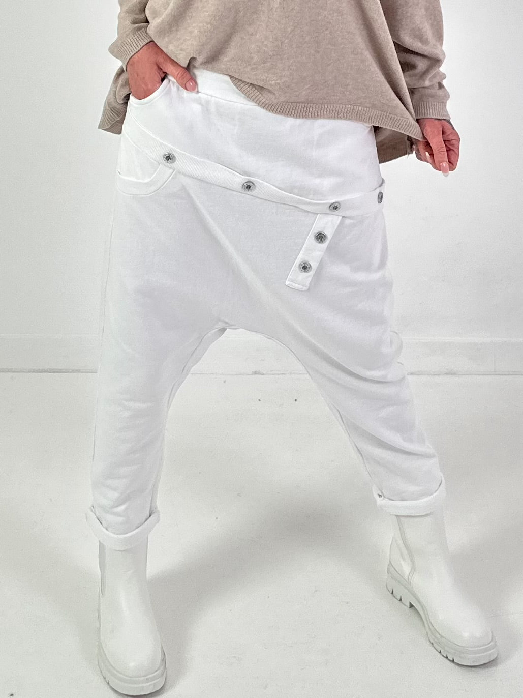 Baggy Hose Modell "Button-Belt" - weiss ( lieferbar ab ca. 12.12.25)