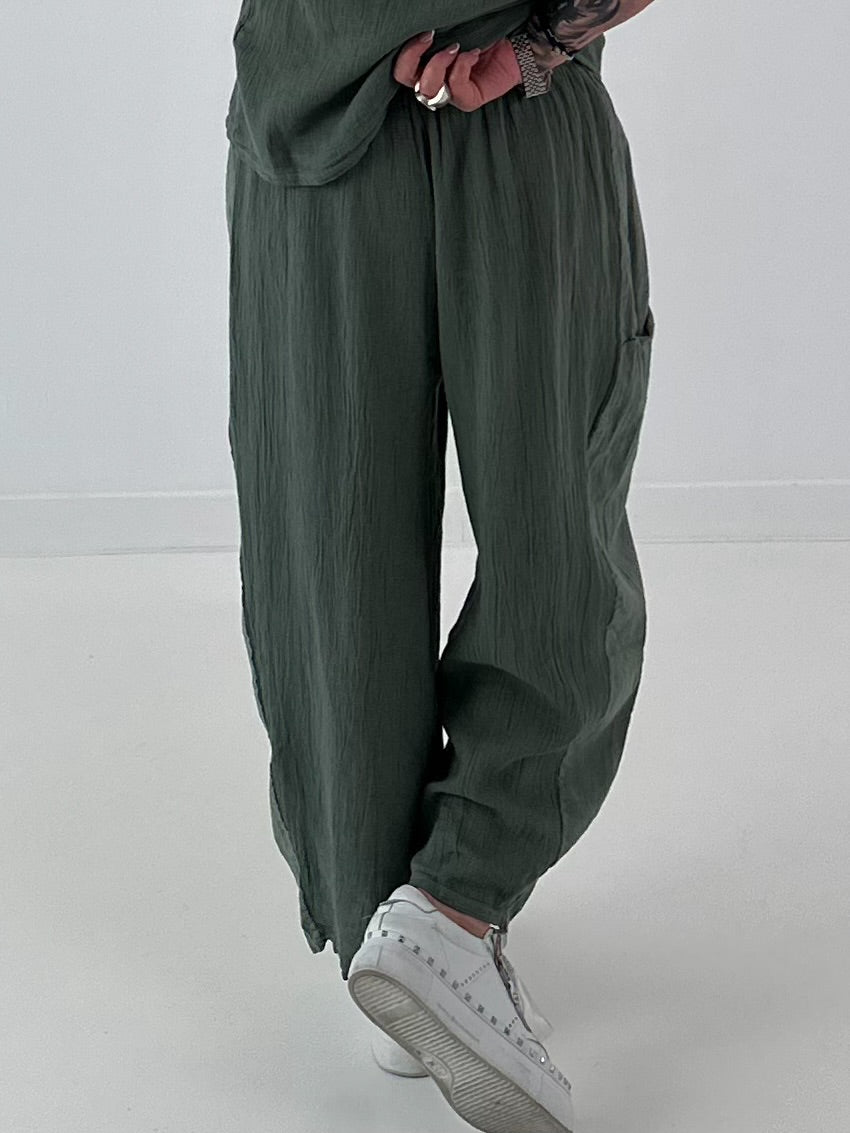 Grobe Hose im Materialmix mit großen Taschen - oliv