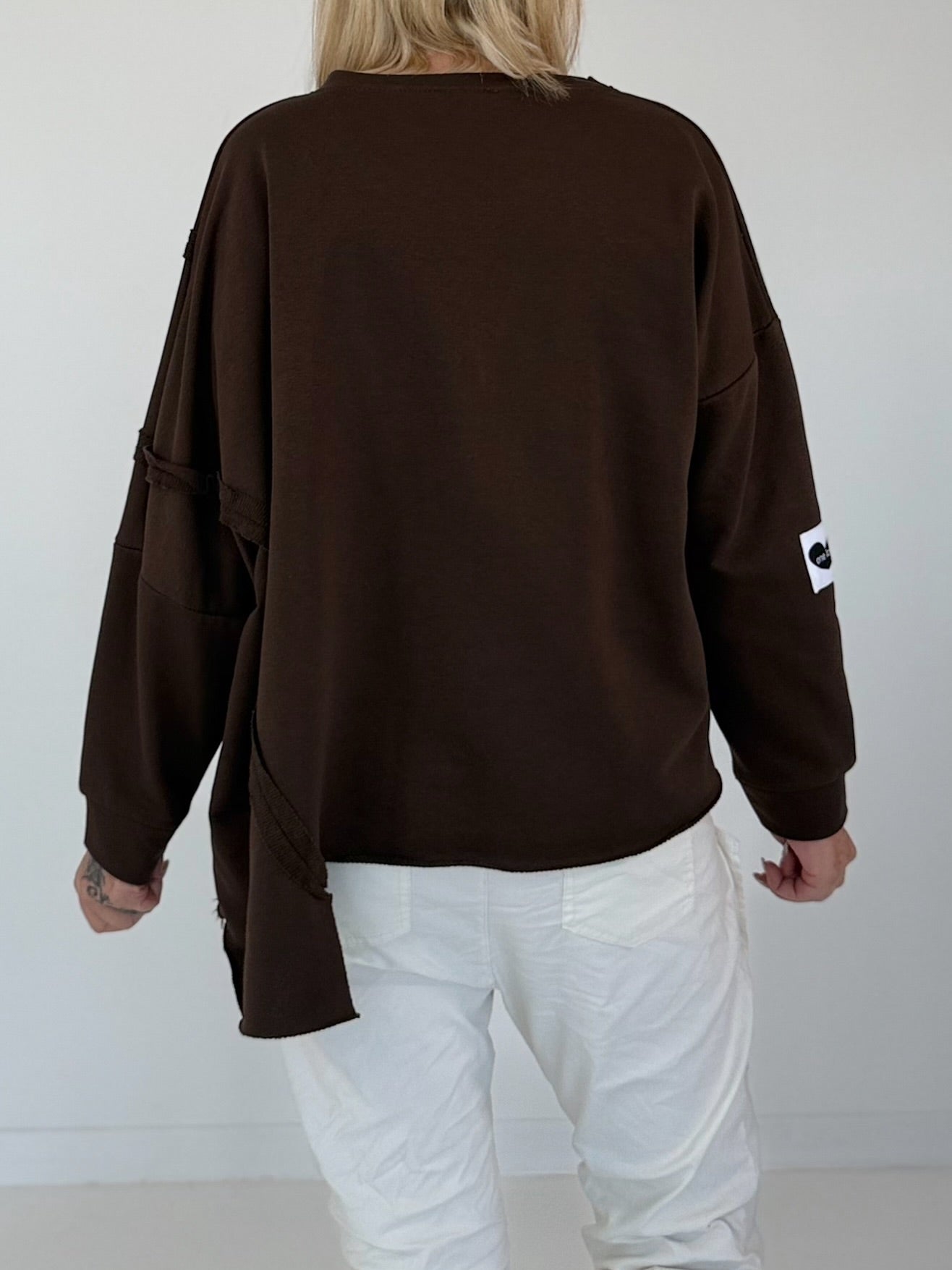 Sweater mit asymmetrischem Schnitt und Patches - mokka