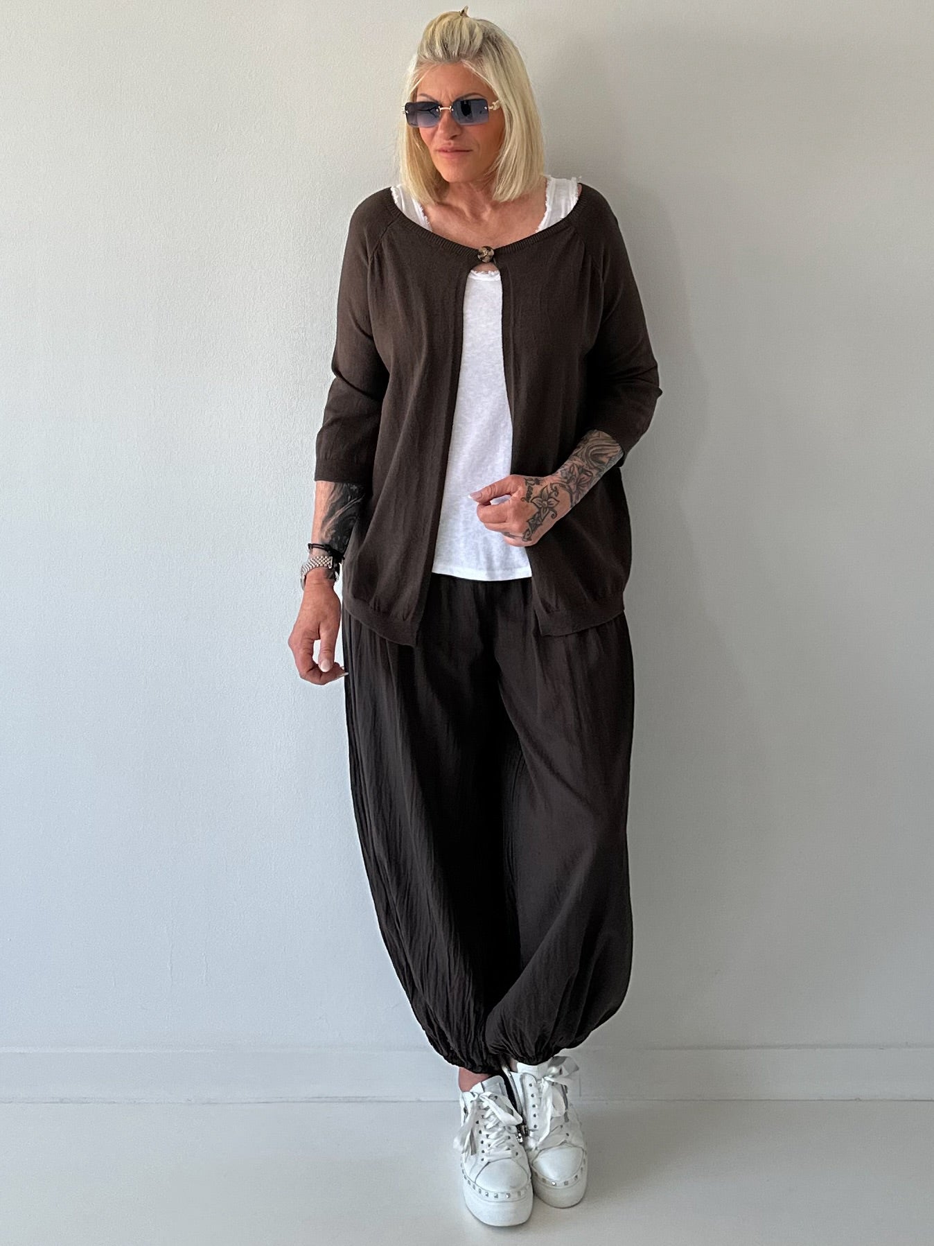 Leichte Feinstrickjacke mit Knopf- mokka