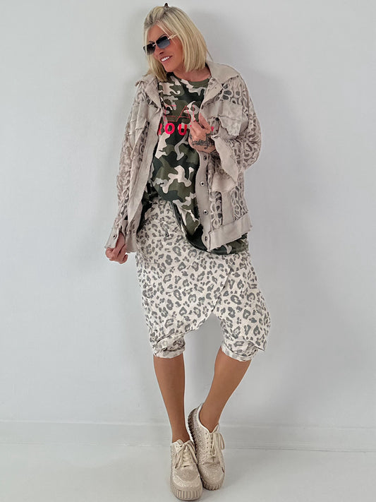 Jeansjacke mit Leo und floralem Netzeinsatz - beige