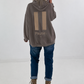Lässiger Hoodie mit Statement Rückenprint "Pause" - taupe