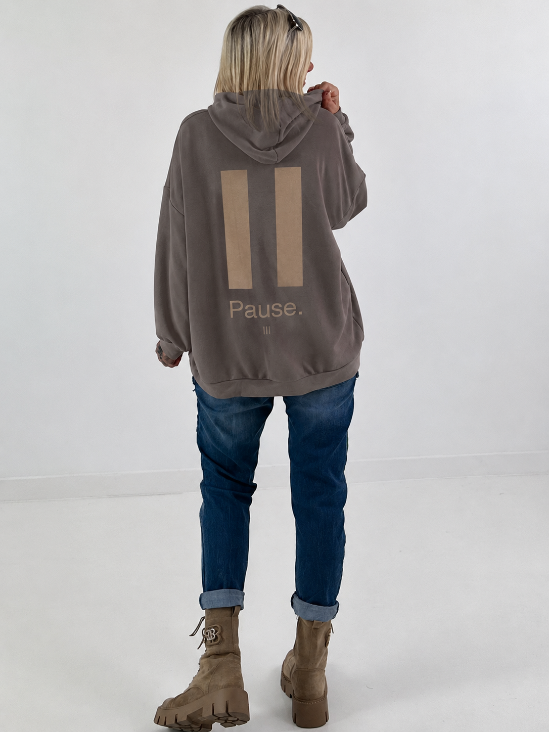 Lässiger Hoodie mit Statement Rückenprint "Pause" - taupe