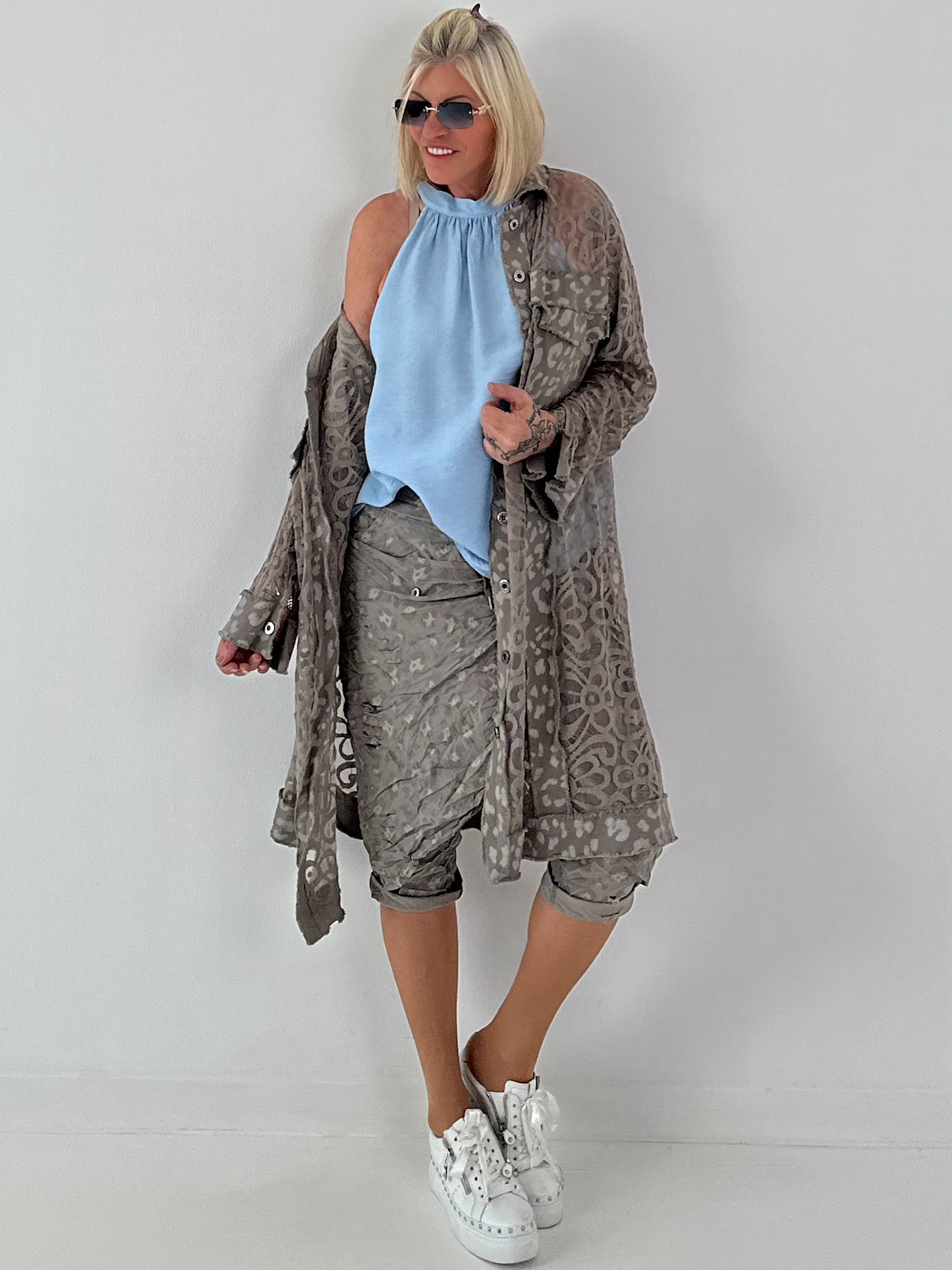 Jeansmantel mit Leo und floralem Netzeinsatz - taupe