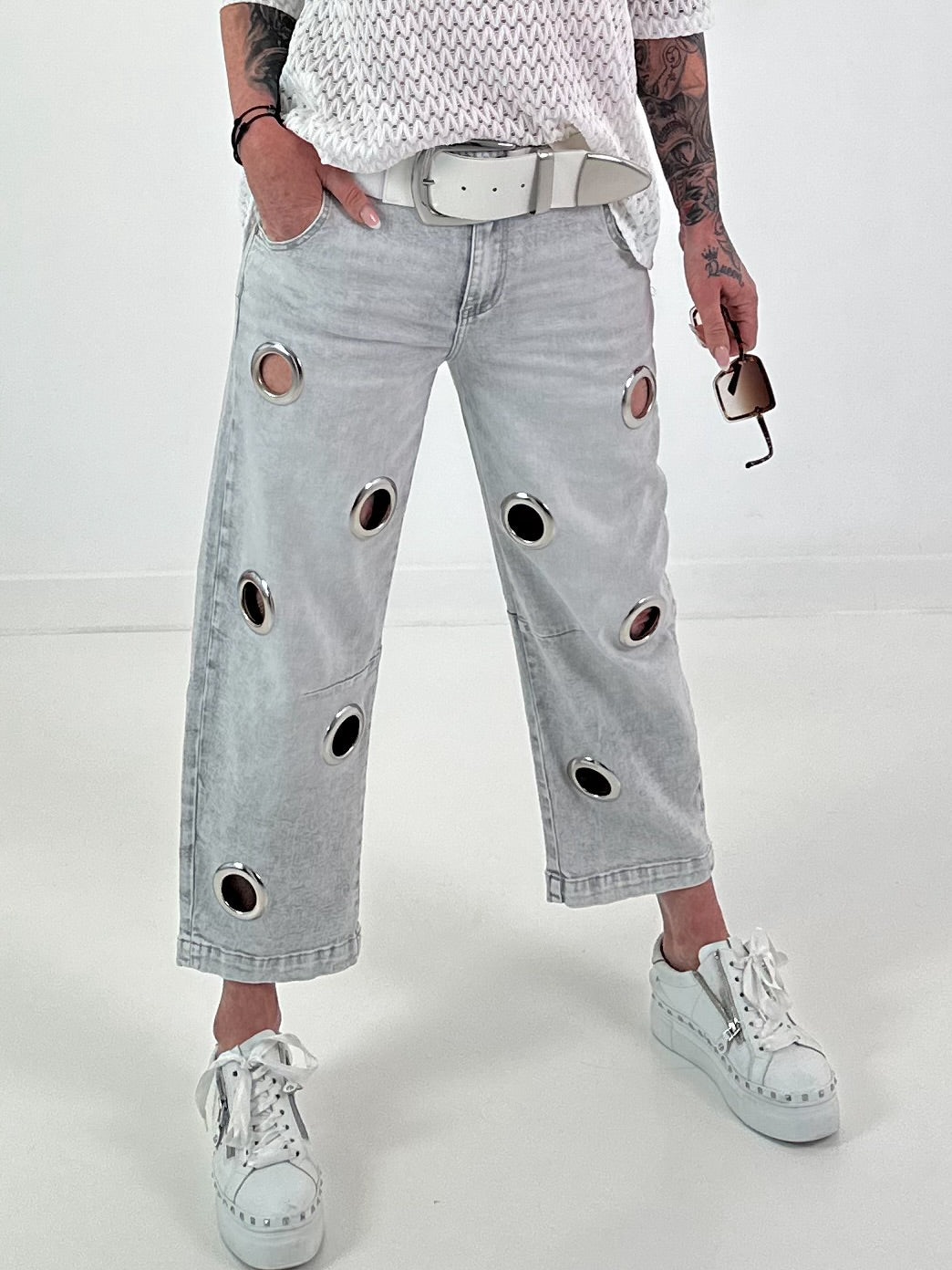 Jeans with silver eyelets - gray